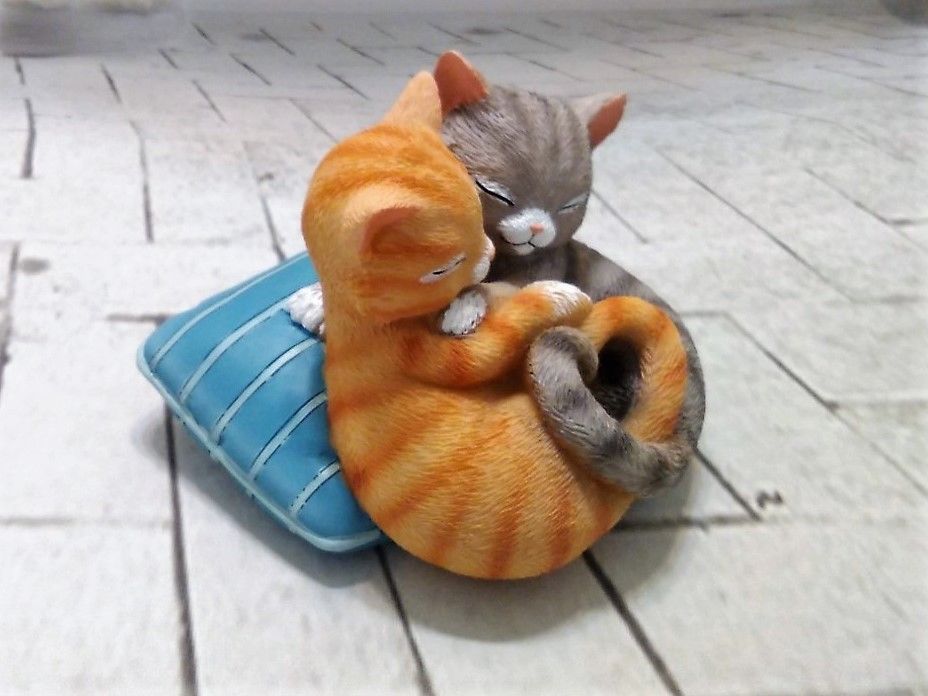 A Purr-fect Fit Cat Figurine - Bradford Exchange Furr-ever in my Heart